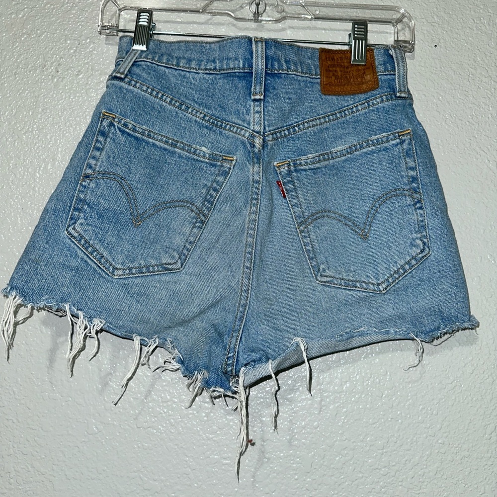 Women jeans shorts. Brand is Levi’s. Size 27. They are Ribcage short.